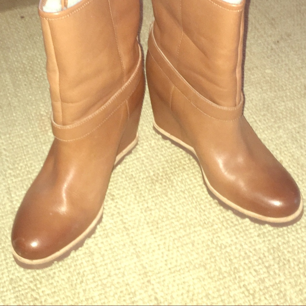 New Ugg wedge shearling ankle boots size 9